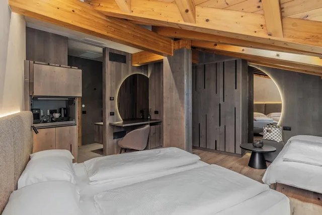 Nature Living, 1 King and 1 Single Beds, Hotel Palace Ravelli 2/7