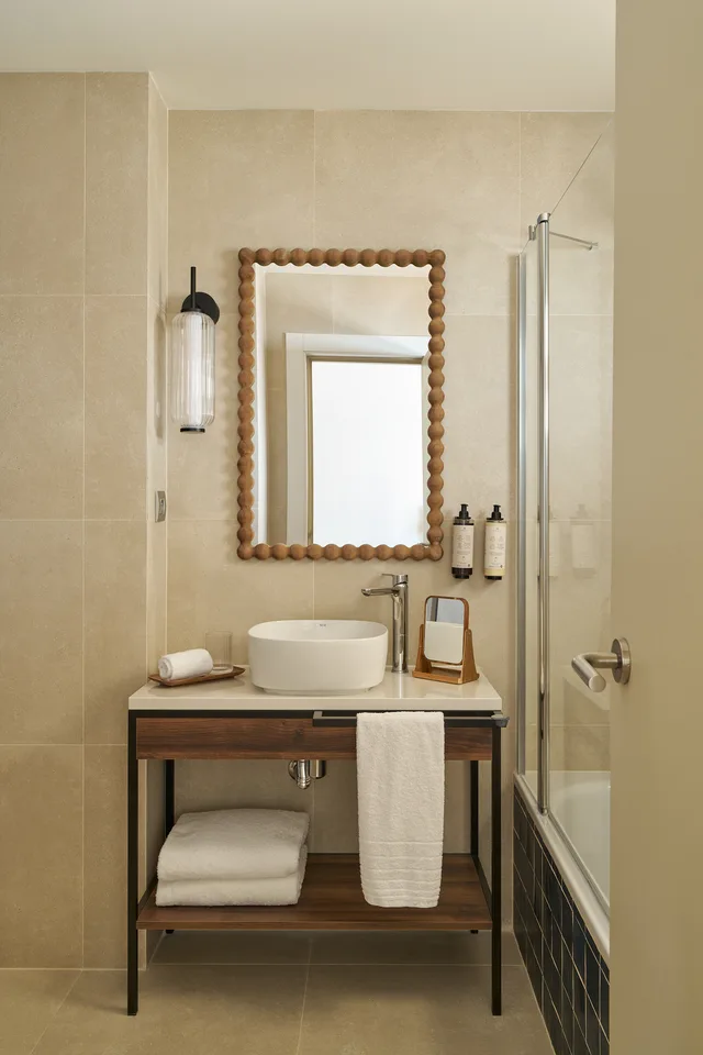 جناح جونيور، Hotel Riviera Costa del Sol 6/6