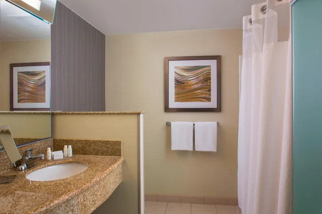 جناح بسريرين كوين بغرفة نوم واحدة مع أريكة، Courtyard Nashville Goodlettsville 4/5