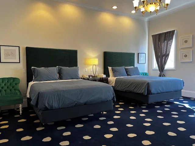 غرفة بسريرين كوين، The Sterling Hotel 2/10