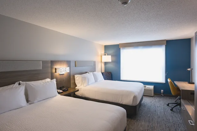 غرفة قياسية بسريرين كوين، Holiday Inn Express & Suites Marquette, an IHG Hotel 1/5