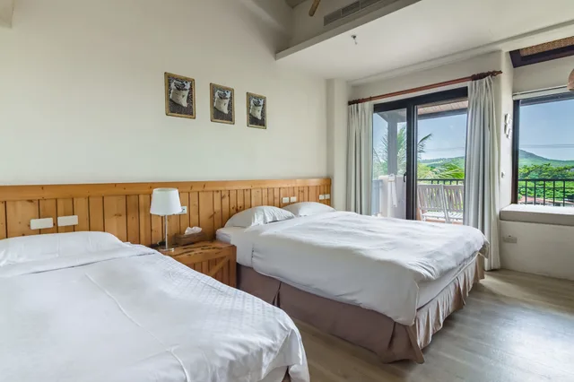 غرفة ثلاثية بسرير كوين وسرير فردي بإطلالة على الجبل بشرفة، Kenting Fairyland & Farm Guest House 3/9