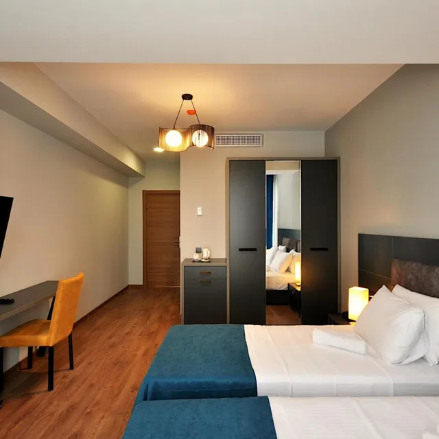 Deluxe, Double or Twin Bed, Balcony, Jazz Hotel 2/8