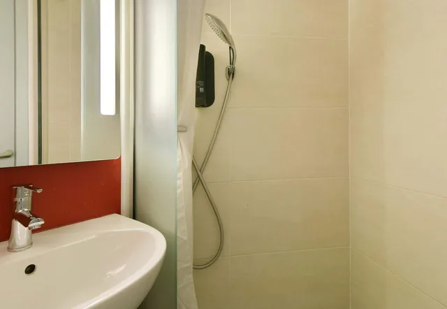 غرفة بسريرين منفصلين، B&B Hotel Le Mans Nord 1 4/4