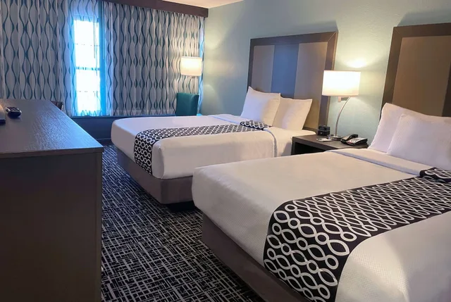 غرفة بسريرين كوين لذوي الإعاقة، La Quinta Inn and Suites by Wyndham Jonesboro 2/3