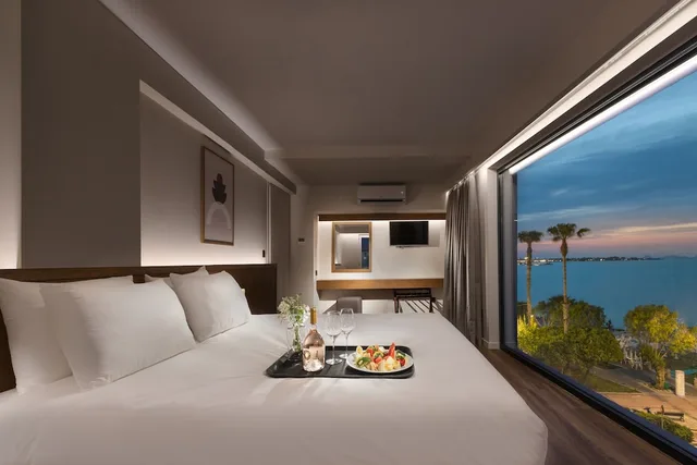 جناح سوبيريور بسرير كينج بإطلالة على البحر مع أريكة، Kos Divine hotel & Suites 2/3