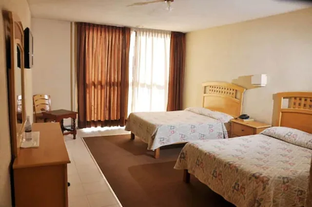 غرفة بسريرين مزدوجين بإطلالة على المدينة بحمام خاص، Hotel El Monte 2/4