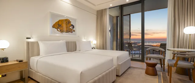 غرفة ديلوكس بسريرين منفصلين بإطلالة على البحر بشرفة، Grand Hyatt Izmir Istinyepark 1/3