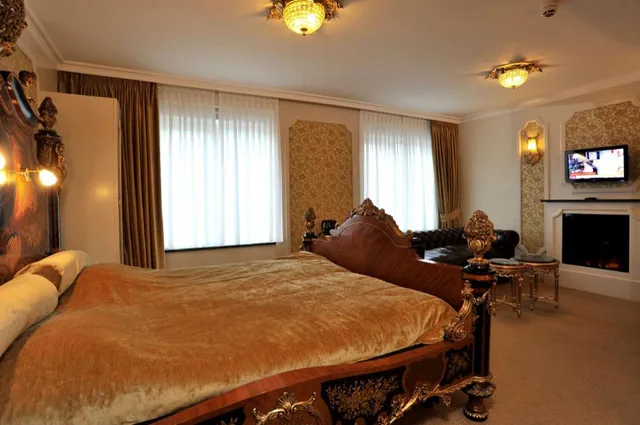 Theme, Superior, Suite, King Bed, Sofa, Living Area, Golden Tulip West Ende 1/6