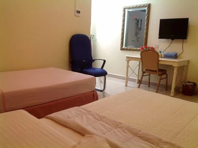 غرفة ثلاثية، Morning Glory Hotel 2/3
