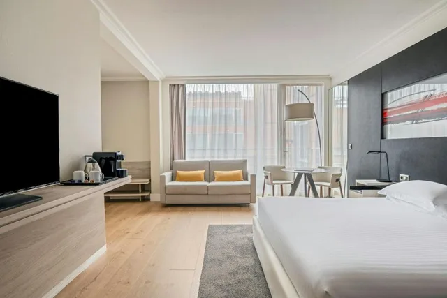 جناح ملكي بسرير كينج بشرفة بغرفة نوم واحدة، Lyon Marriott Hotel Cite Internationale 2/7