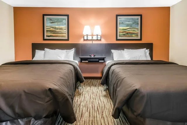 Efficiency, 2 Queen Beds, Accessible، Suburban Studios Washington, PA 1/3