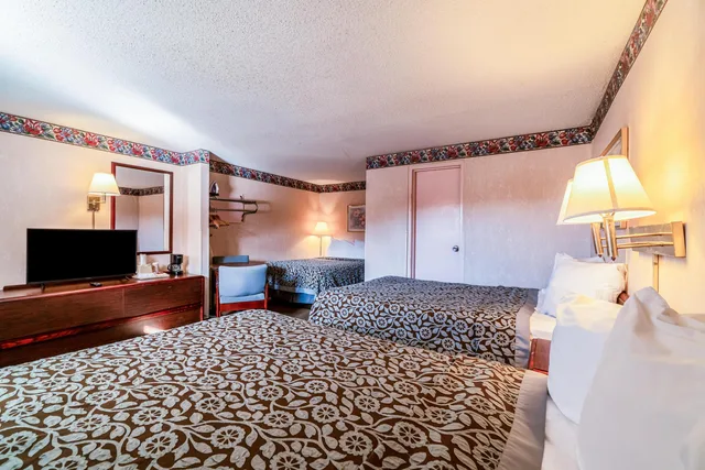 غرفة بسرير كينج وسرير مزدوج للمدخنين، Ozark Junction Inn 5/8