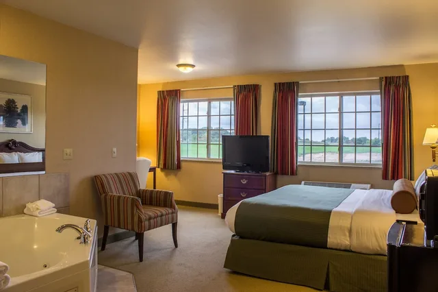 جناح بسرير كينج بحوض جاكوزي بحوض استحمام، Boarders Inn Amp Suites 7/10