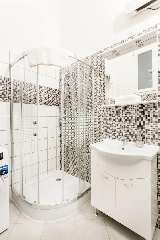 2 Bedrooms, Apartment, Futon Bed, King Bed, 2 Queen Beds, Sofa, Grand Budapest Penthouse 4/5