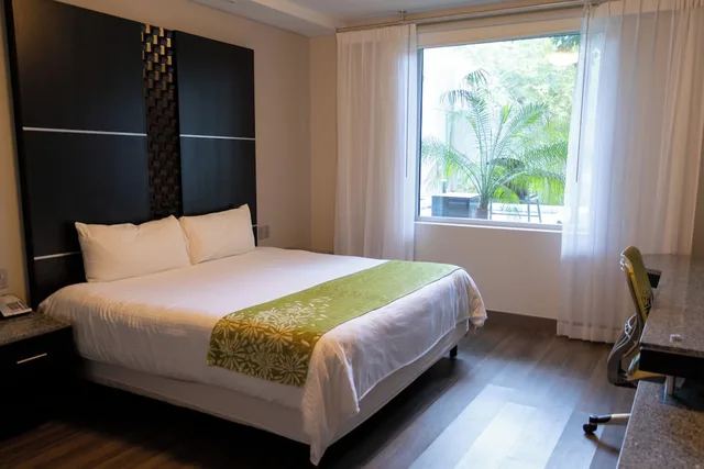 غرفة عائلية بسرير كينج مع أريكة في الطابق الأرضي، Hotel Araiza San Luis 1/1