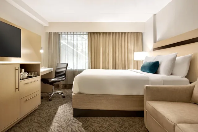 غرفة بسرير كوين مع أريكة لذوي الإعاقة، Holiday Inn Bloomington Normal 1/7