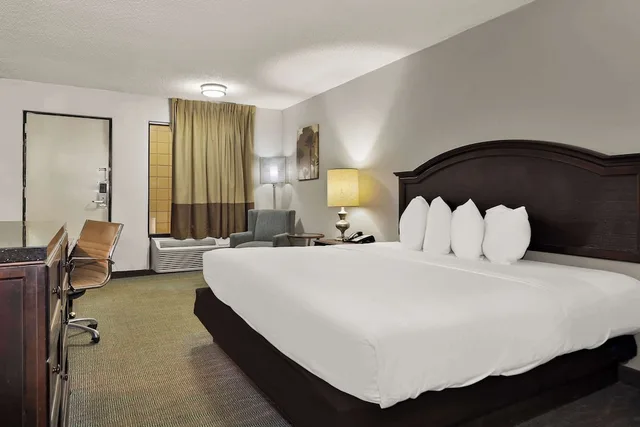 غرفة قياسية بسرير كينج، Rodeway Inn Lumberton Central 1/6
