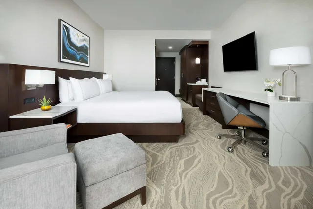 Room, King Bed, Doubletree By Hilton Tucson Downtown Convention Center 2/3