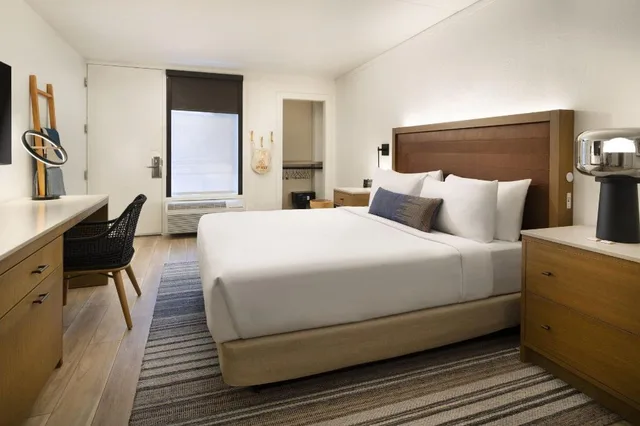 Red Rocks, Guest Room, King Bed, Partial View, Terrace, Low Floor، Sky Rock Sedona, a Tribute Portfolio Hotel 2/4