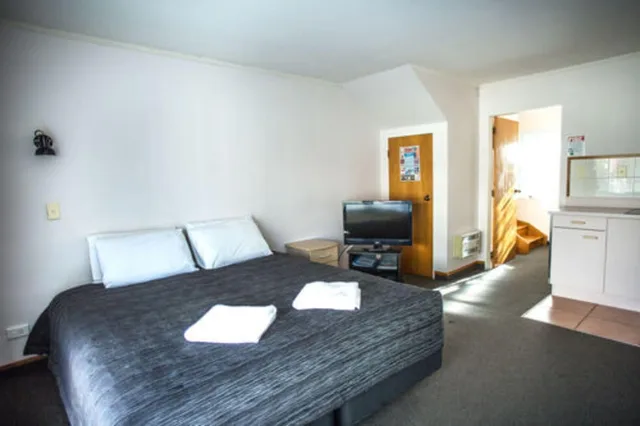 Family, Unit Bath, Large، Bennetts Thermal Pools Motor Inn 2/5