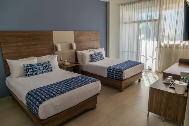 غرفة بسريرين بإطلالة على البحر، Ocean View Beach Hotel 2/3