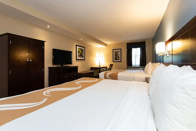جناح بسريرين كوين مع أريكة لذوي الإعاقة، Quality Inn & Suites Quakertown-Allentown 1/3