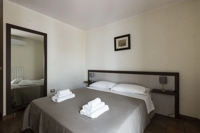 غرفة ثلاثية بسرير كوين وسرير فردي، B&B Vittoria 5/9