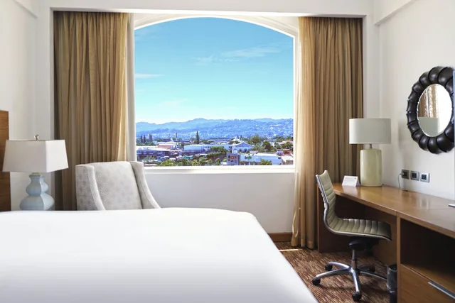 غرفة كلاسيكية بسرير كينج مع دخول صالة النادي، InterContinental San Salvador-Metrocentro Mall 6/8