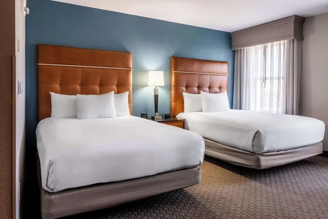 غرفة ديلوكس بسريرين كوين لذوي الإعاقة، Drury Plaza Hotel Broadview Wichita 1/3
