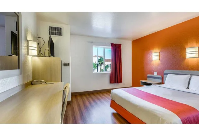 1 Queen Bed - ADA/RI Shower/Non-Smoking، Motel6 Beatty, NV - Death Valley 1/10