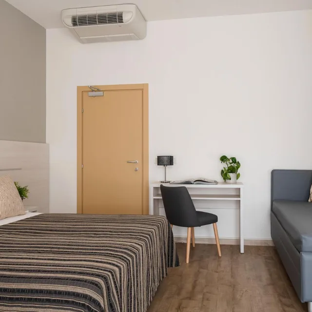 غرفة قياسية ثلاثية، Club Hotel 4/8