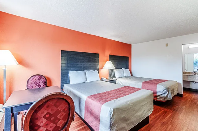 Deluxe, 2 Double Beds, Motel6 Dumfries, VA 2/5