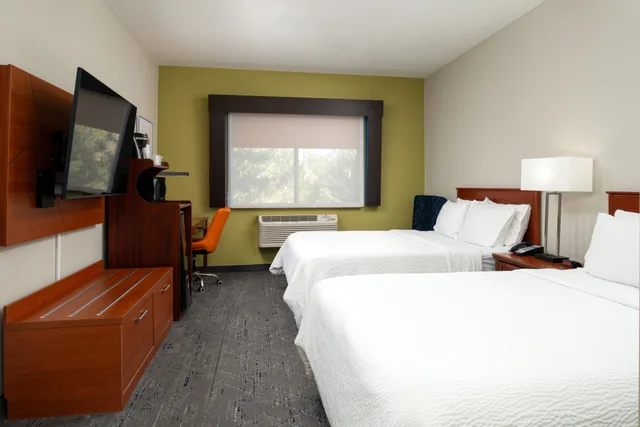 Room, 2 Queen Beds, Holiday Inn Express Hotel And Suites Farmington Bloomfield 2/6