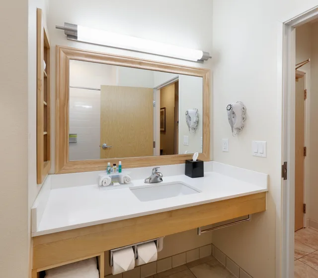 غرفة بسرير مزدوج لذوي الإعاقة، Holiday Inn Express Suites San Antonio Brooks City Base 2/2
