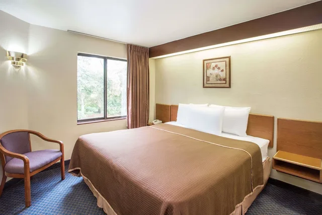 غرفة قياسية بسرير كينج، Travelodge By Wyndham Fort Myers Airport 1/3