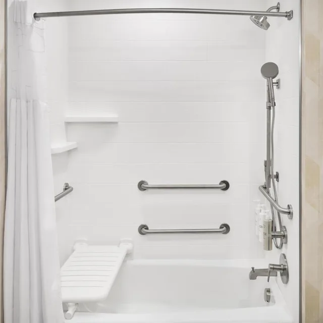غرفة بسرير كينج وسريرين كوين بحوض استحمام لذوي الإعاقة، Hampton Inn Midland West 4/4