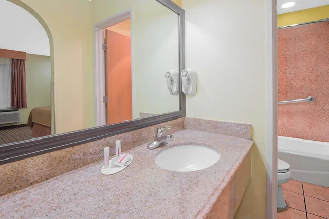 غرفة قياسية بسريرين كوين، Days Inn by Wyndham Lubbock South 2/3