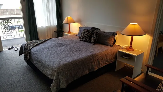 غرفة سوبيريور بسرير كينج وثلاثة أسرّة بغرفتي نوم، Centre Point Mid City Motor Inn 1/3