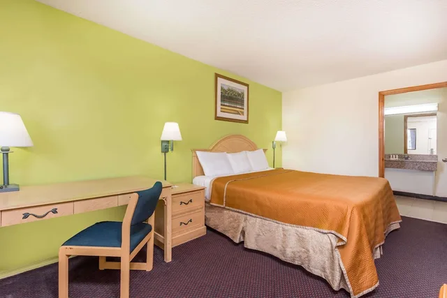 غرفة قياسية بسرير كينج للمدخنين، Travelodge by Wyndham Cordele 4/5