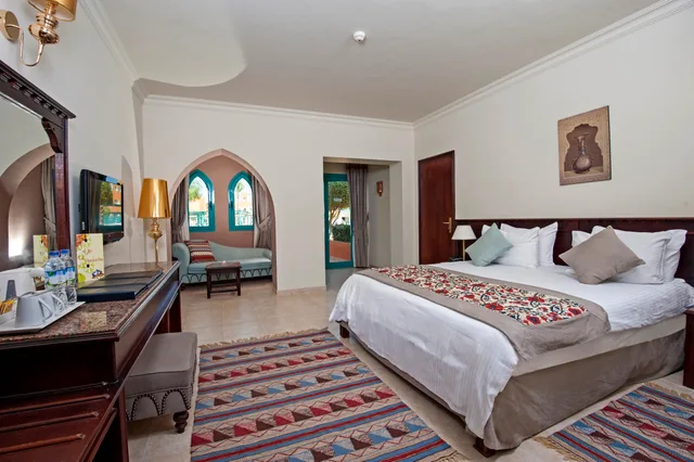 Room, King Bed, Beach Front، Sunrise Garden Beach Resort and Spa 2/3