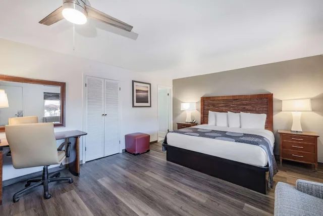 غرفة بسرير كينج، Oceanside Inn and Suites a Days Inn by Wyndham 1/3