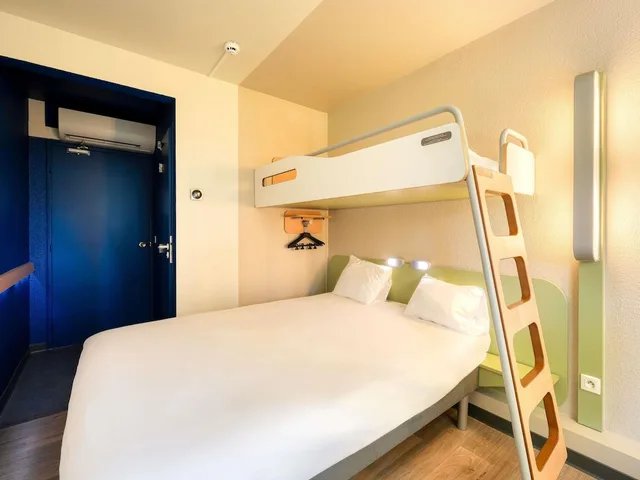 غرفة ثلاثية بسرير مزدوج وسرير بطابقين، Ibis Budget Versailles Trappes 2/7