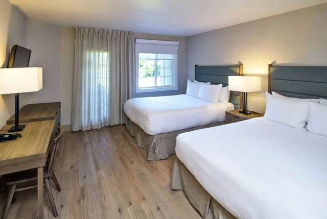 جناح بسريرين كوين بإطلالة على الفناء بغرفة نوم واحدة في طابق مرتفع، Balcomo, a Ramada by Wyndham 5/10