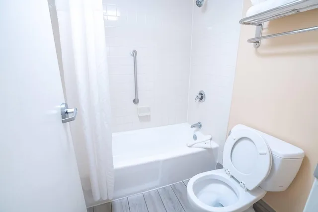 Standard, 2 Queen Beds, Quality Inn Palm Beach International Airport 4/7