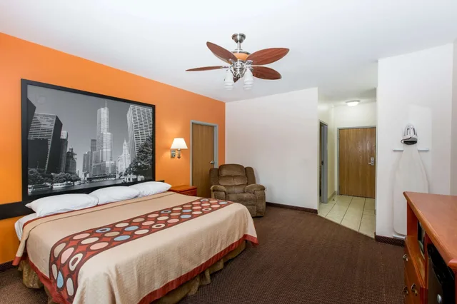 غرفة قياسية بسرير كينج، Super 8 By Wyndham Salina 2/4