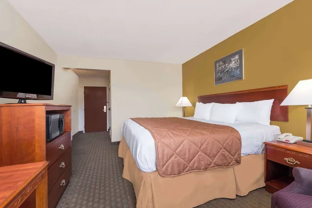 Standard, King Bed, Accessible, Days Inn by Wyndham Norton 1/2