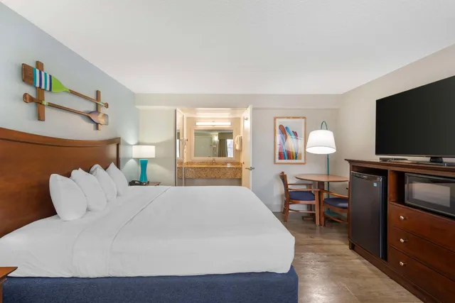 Courtyard, King Bed، Best Western Cocoa Beach Hotel and Suites 5/10
