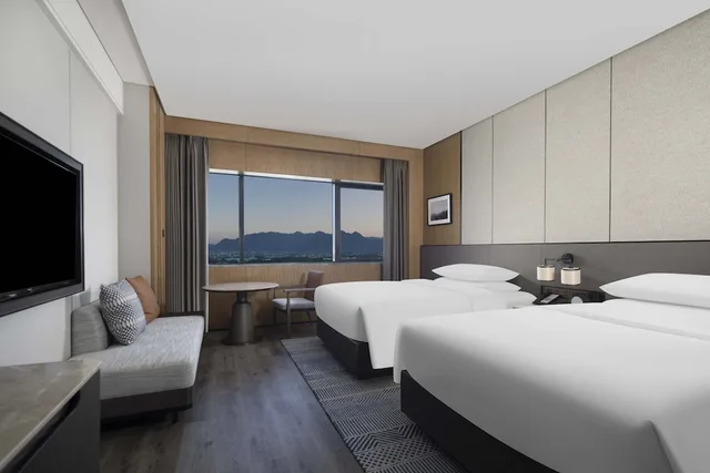غرفة بسريرين مزدوجين بإطلالة على الجبل، Sheraton Pujiang 1/3
