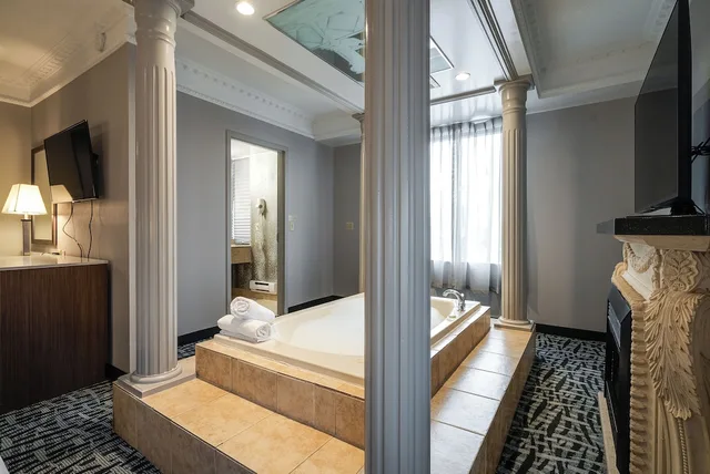 جناح فاخر بسرير كينج بحوض جاكوزي، Monte Carlo Inn Toronto West Suites 8/10